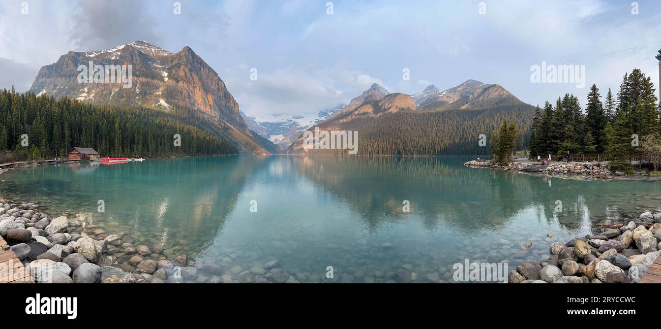 Un panorama del Lago Louise nel Parco Nazionale di Banff nelle Montagne Rocciose canadesi. Foto Stock