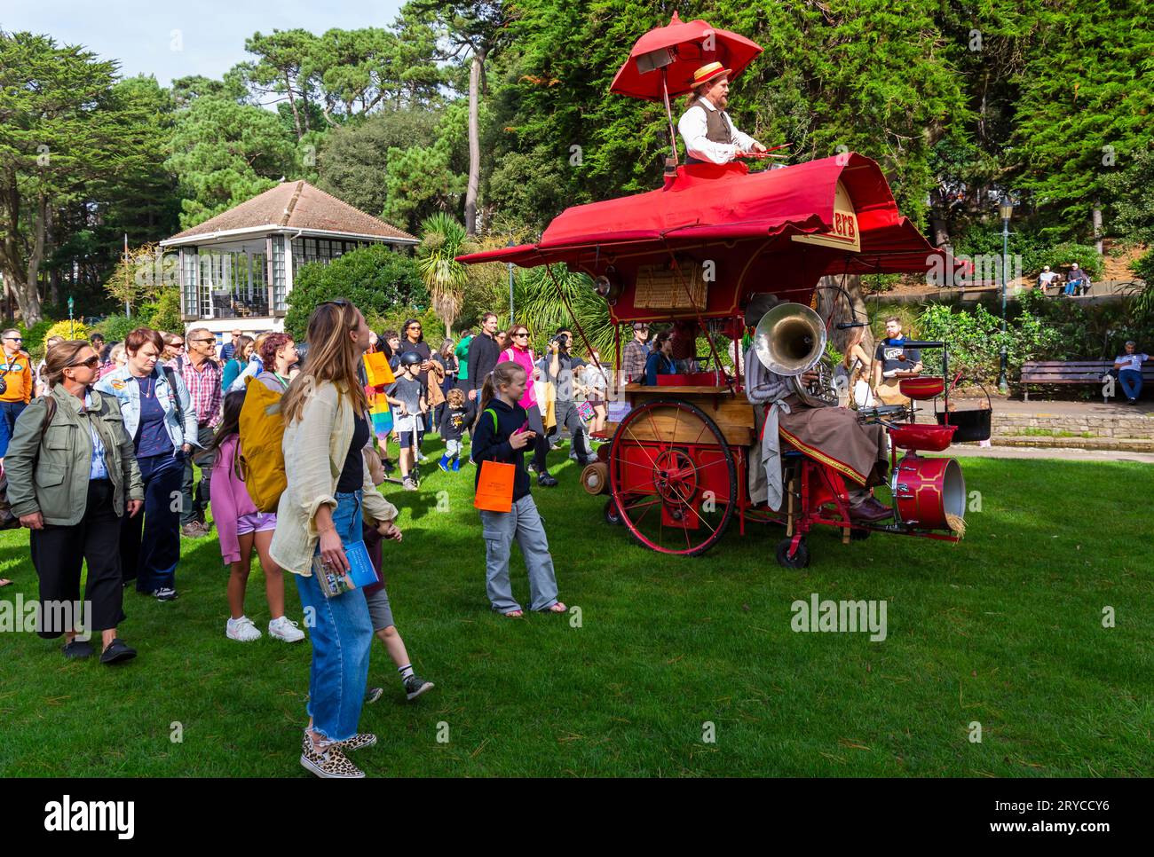 Bournemouth, Dorset, Regno Unito. 30 settembre 2023. Migliaia di persone si recano a Bournemouth in una calda giornata di sole per l'Arts by the Sea Festival con il tema del momento, un divertimento con il teatro eccentrico, la danza e la musica, con spettacoli spettacolari e installazioni ispirate per intrattenimento gratuito per tutta la famiglia. Toast di PIF PAF - la folla segue il tostapane mobile da cucina con la Gilda dei Toasters che esegue danze selvagge, musica dal vivo e condivisione del cibo. Crediti: Carolyn Jenkins/Alamy Live News Foto Stock