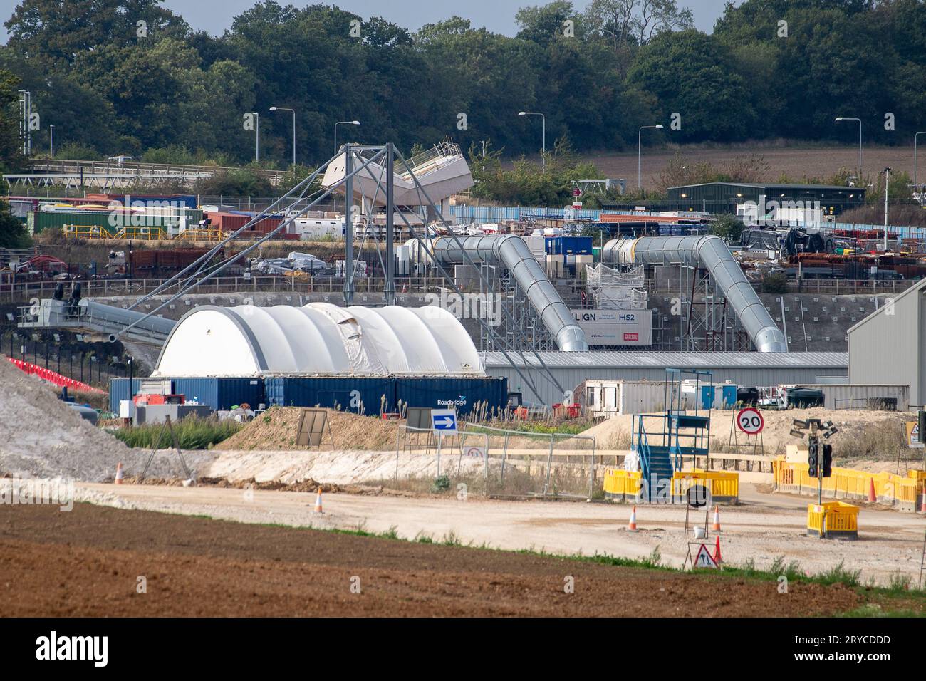 West Hyde, Regno Unito. 30 settembre 2023. Sito di costruzione HS2 High Speed Rail South Portal a West Hyde, Hertfordshire. Due tunnel sotterranei sono stati annoiati attraverso le Chilterns da questo sito. Negli ultimi giorni ci sono state molte speculazioni sul fatto che il primo ministro Rishi Sunak dovrebbe annunciare la cancellazione della HS2 High Speed Rail Northern Leg da Birmingham a Manchester come costo della spirale del progetto fuori controllo. È previsto che faccia l'annuncio prima dell'inizio della Conferenza del Partito Tory. Gli ex primi ministri Theresa May e Boris Johnson stanno ora facendo il wav Foto Stock