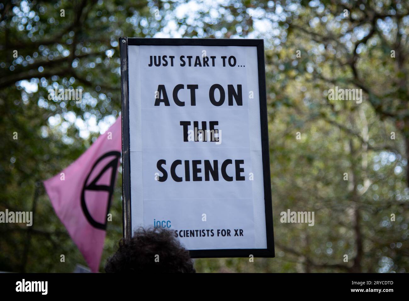 Londra, Regno Unito. 30 settembre 2023. Un manifestante tiene un cartello durante la Stop Rosebank - protesta di emergenza. Il governo del Regno Unito ha recentemente approvato lo sviluppo del più grande giacimento petrolifero non sviluppato del Mare del Nord del Regno Unito. Si tratta di un passo indietro per la sicurezza energetica, le bollette energetiche e anche la terra abitabile. Credito: SOPA Images Limited/Alamy Live News Foto Stock