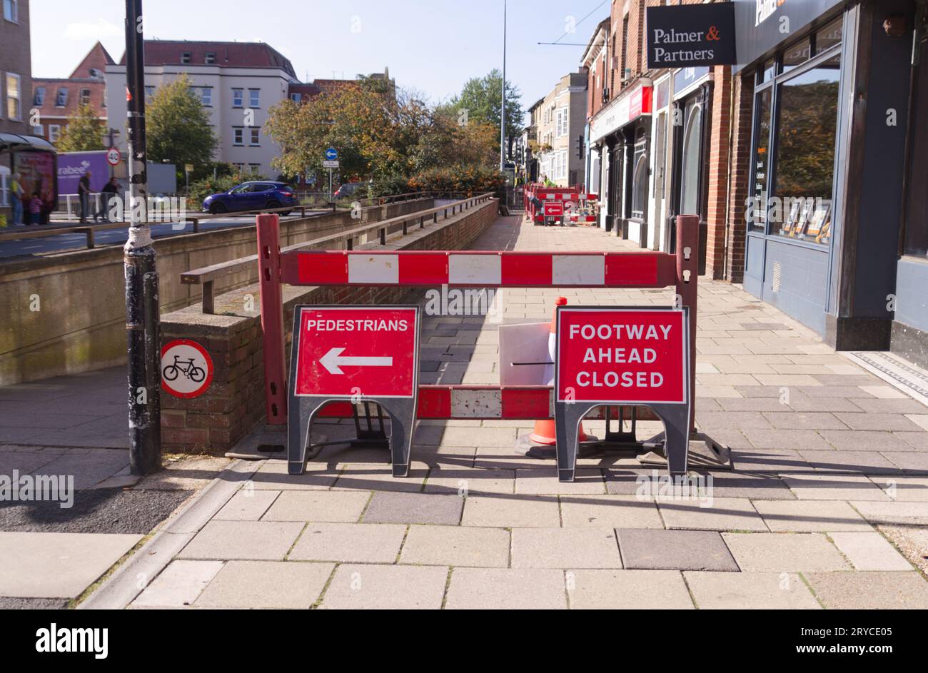 Il sentiero più avanti è chiuso e i cartelli pedonali su Crouch Street a Colchester, Essex. Foto Stock