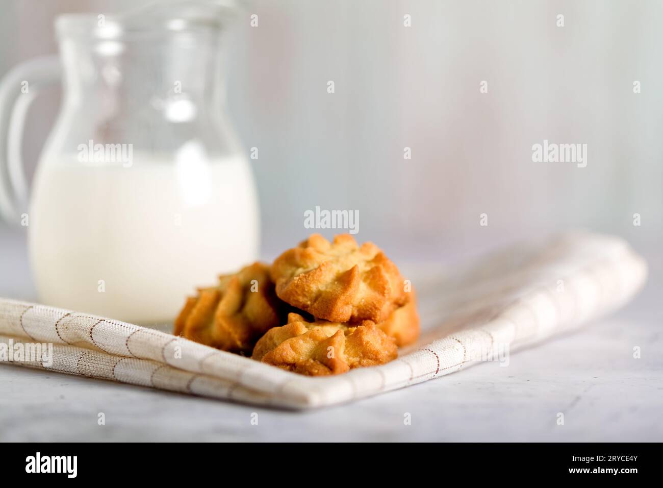 Biscotti di pasta frolla. Shortbread e latte appena sfornati su uno sfondo luminoso. Spazio per testo Foto Stock