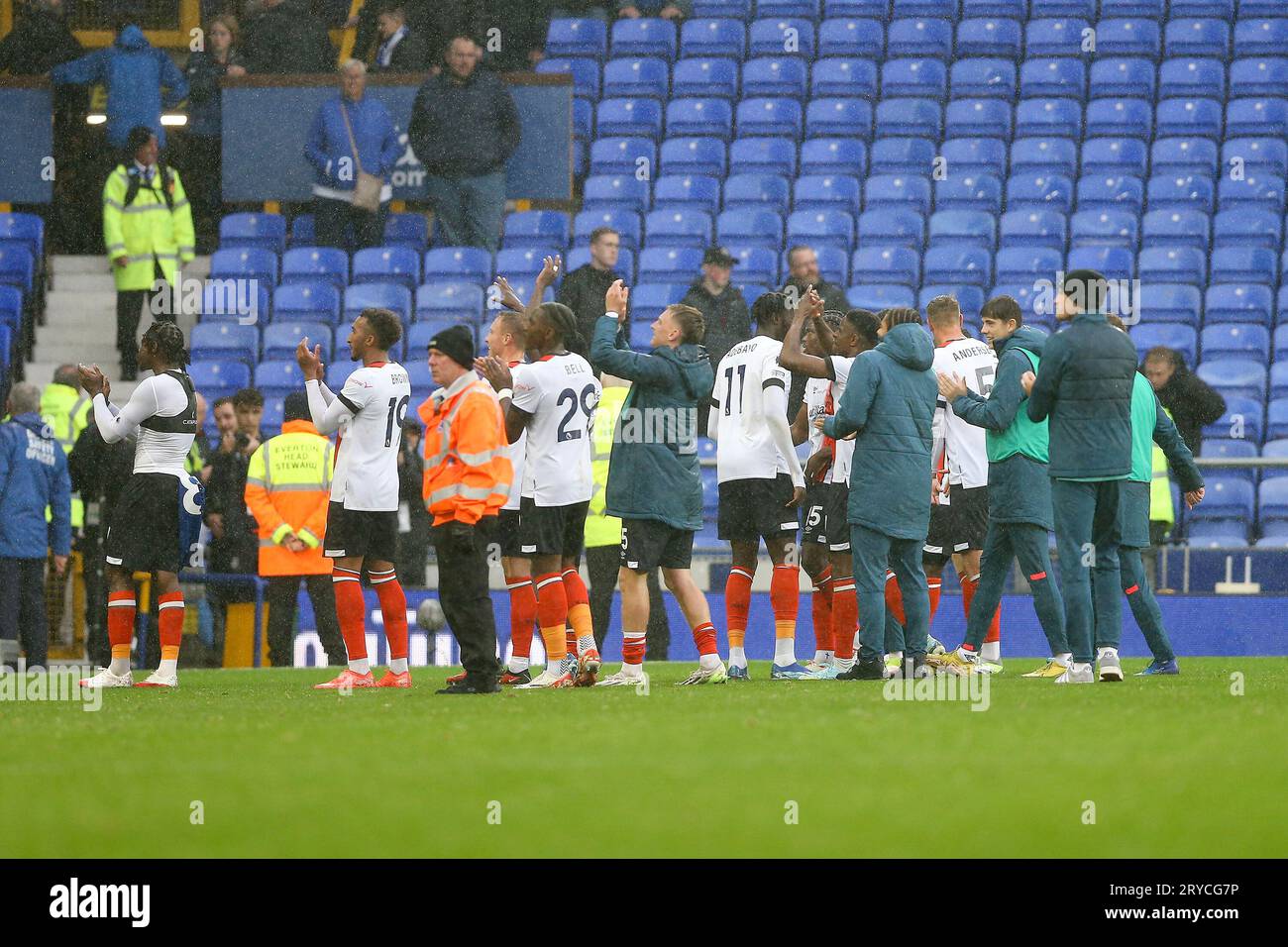 Liverpool, Regno Unito. 30 settembre 2023. I giocatori di Luton Town festeggiano con i loro fan alla fine della partita. Partita di Premier League, Everton contro Luton Town al Goodison Park di Liverpool sabato 30 settembre 2023. Questa immagine può essere utilizzata solo per scopi editoriali. Solo per uso editoriale, licenza necessaria per uso commerciale. Nessun utilizzo in scommesse, giochi o pubblicazioni di un singolo club/campionato/giocatore. foto di Chris Stading/Andrew Orchard fotografia sportiva/Alamy Live news Credit: Andrew Orchard Sports Photography/Alamy Live News Foto Stock