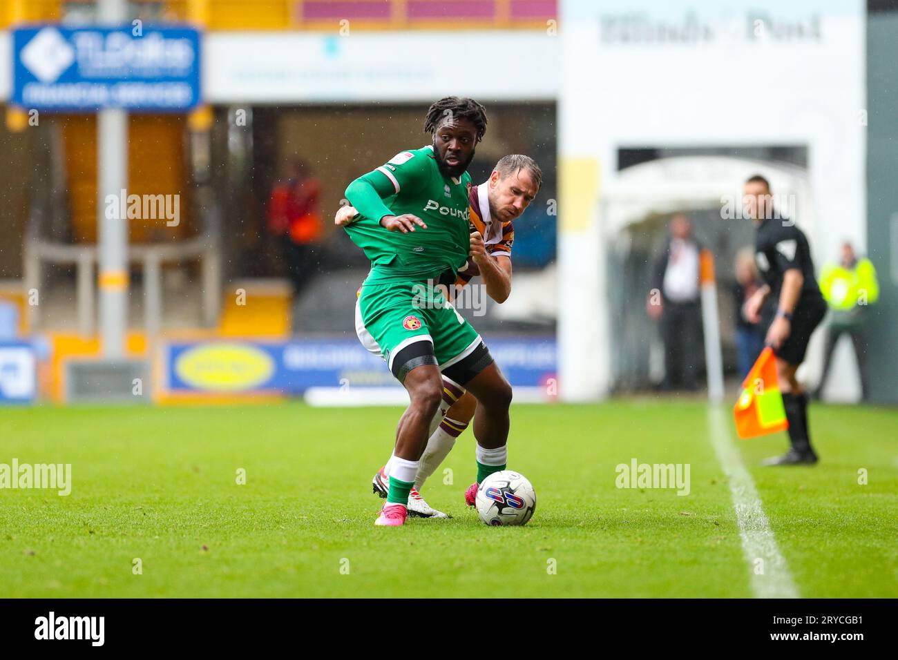 University of Bradford Stadium, Bradford, Inghilterra - 30 settembre 2023 Aramide Oteh (20) di Walsall scude la palla - durante la partita Bradford City V Walsall, Sky Bet League Two, 2023/24, University of Bradford Stadium, Bradford, Inghilterra - 30 settembre 2023 crediti: Mathew Marsden/WhiteRosePhotos/Alamy Live News Foto Stock