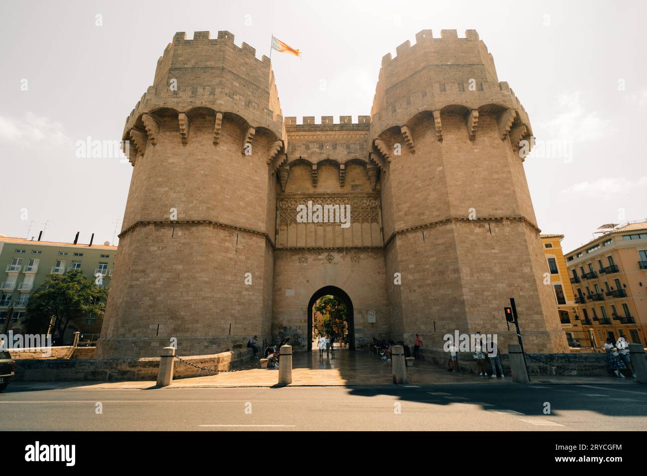 Torre Serrano Torres de Serranos monumento in pietra a Valencia, Spagna - agosto 2023. Foto di alta qualità Foto Stock