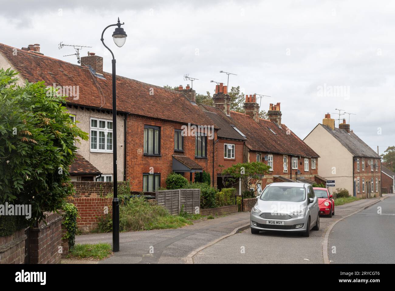 Vista delle case in The Street nel villaggio di Wrecclesham, Surrey, Inghilterra, Regno Unito Foto Stock
