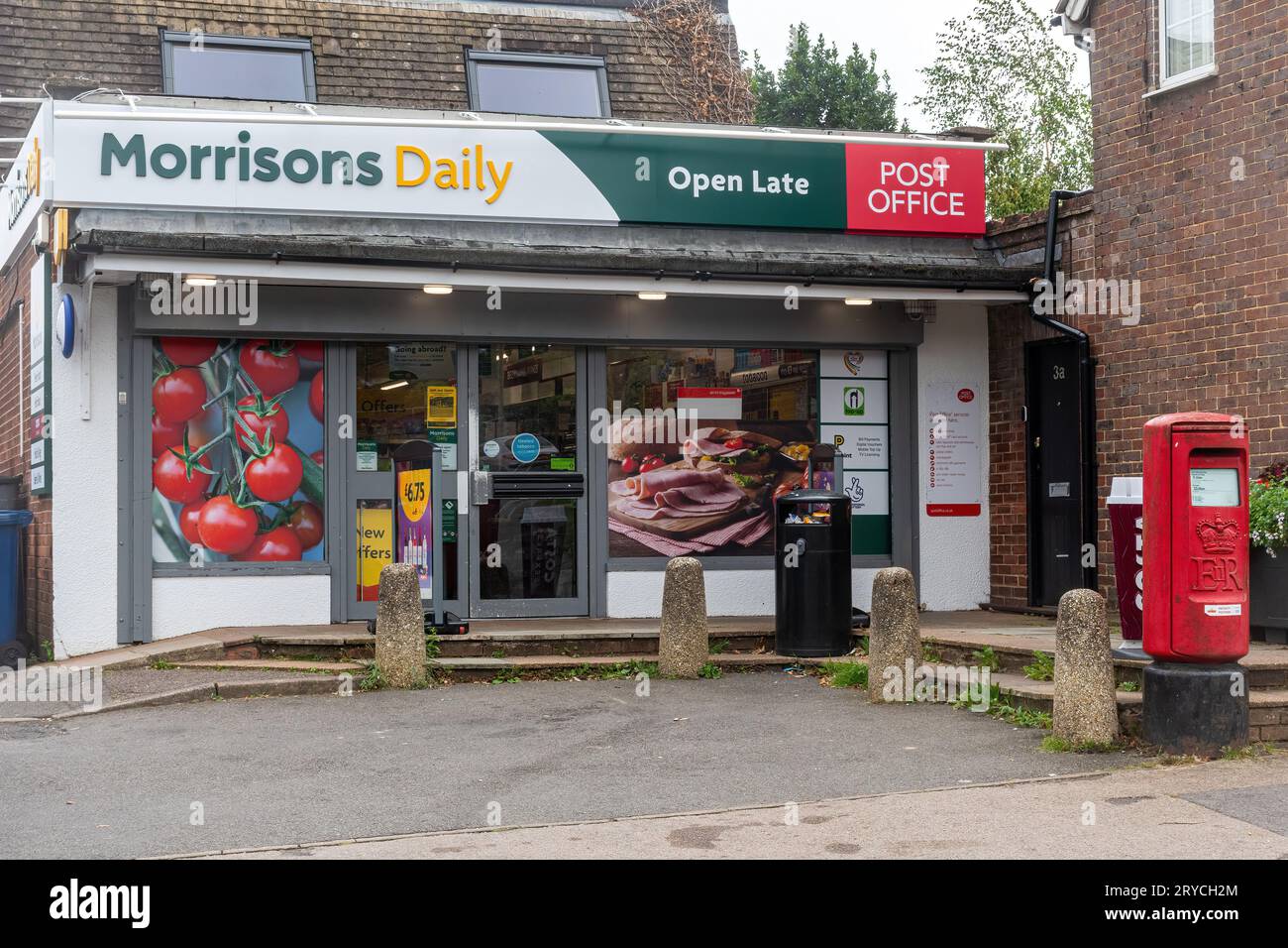 Morrisons Daily minimarket o negozio all'angolo con un ufficio postale a Wrecclesham Village, Surrey, Inghilterra, Regno Unito Foto Stock