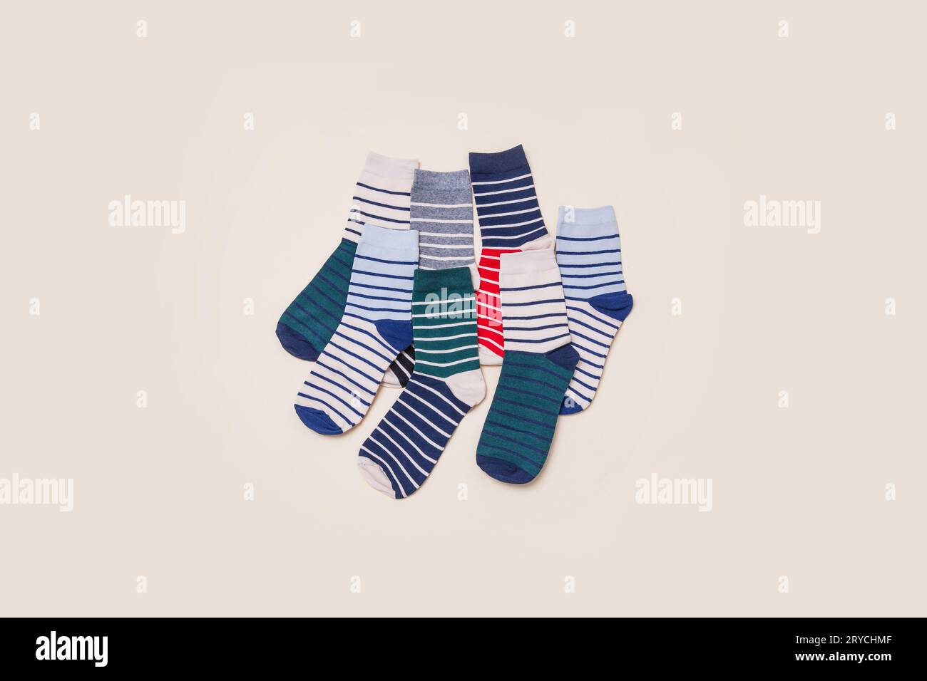 Calze colorate nautiche isolate su sfondo beige, vista dall'alto Foto Stock