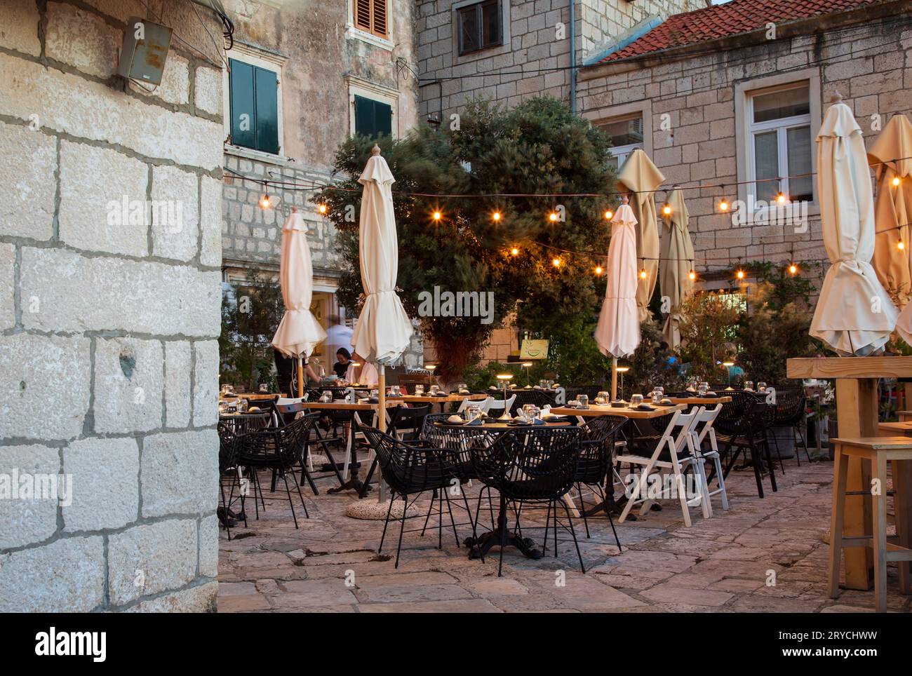Korcula, Croazia, 17 settembre 2023: Veduta della vecchia strada nella città vecchia di Korcula, Croazia Foto Stock