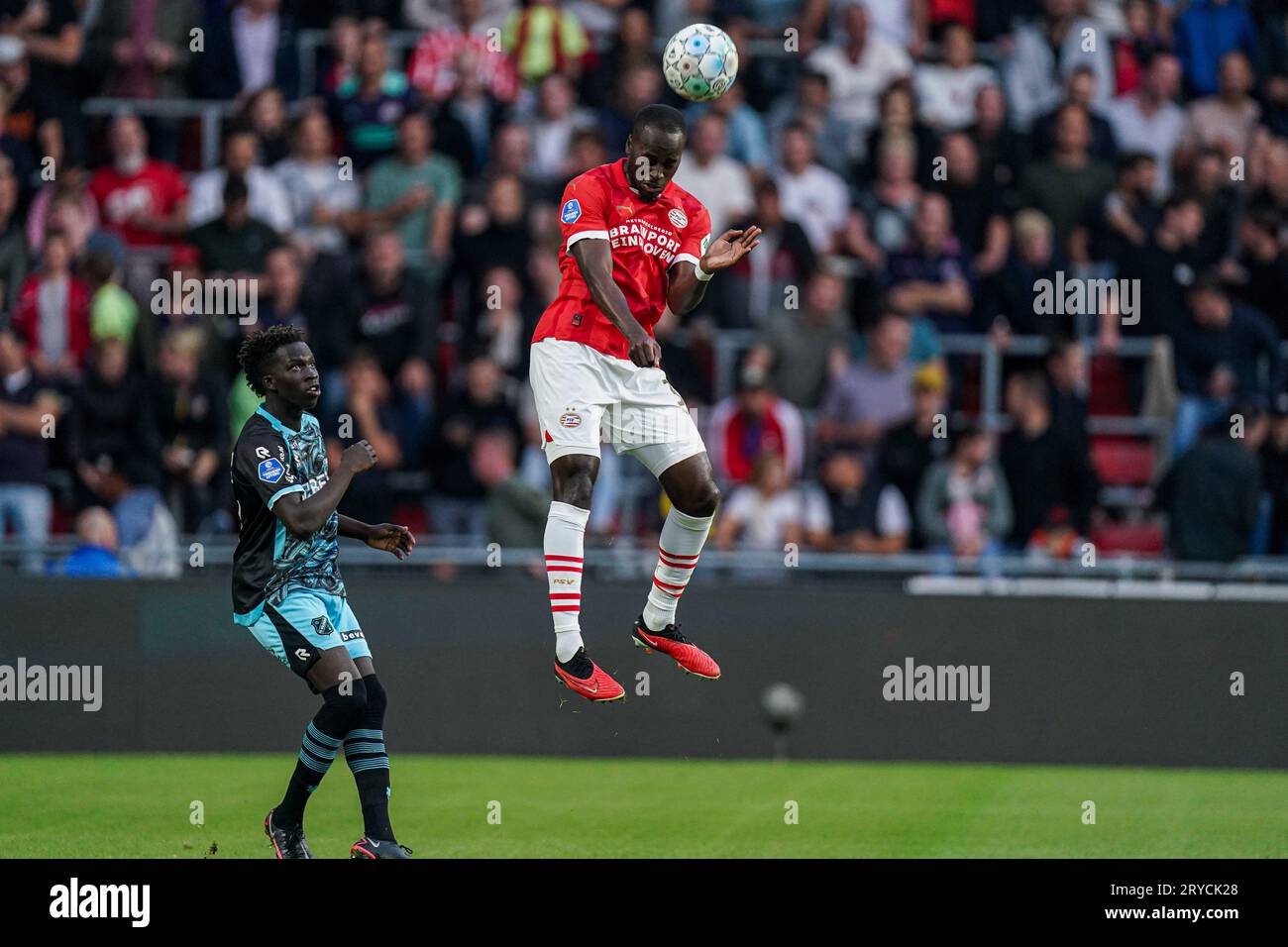 Eindhoven, Paesi Bassi. 30 settembre 2023. EINDHOVEN, PAESI BASSI - SETTEMBRE 30: Garang Kuol dell'FC Volendam, Jordan Teze del PSV durante l'Eredivisie match olandese tra PSV e FC Volendam al Philips Stadion il 30 settembre 2023 a Eindhoven, Paesi Bassi. (Foto di Joris Verwijst/Orange Pictures) credito: Orange Pics BV/Alamy Live News Foto Stock