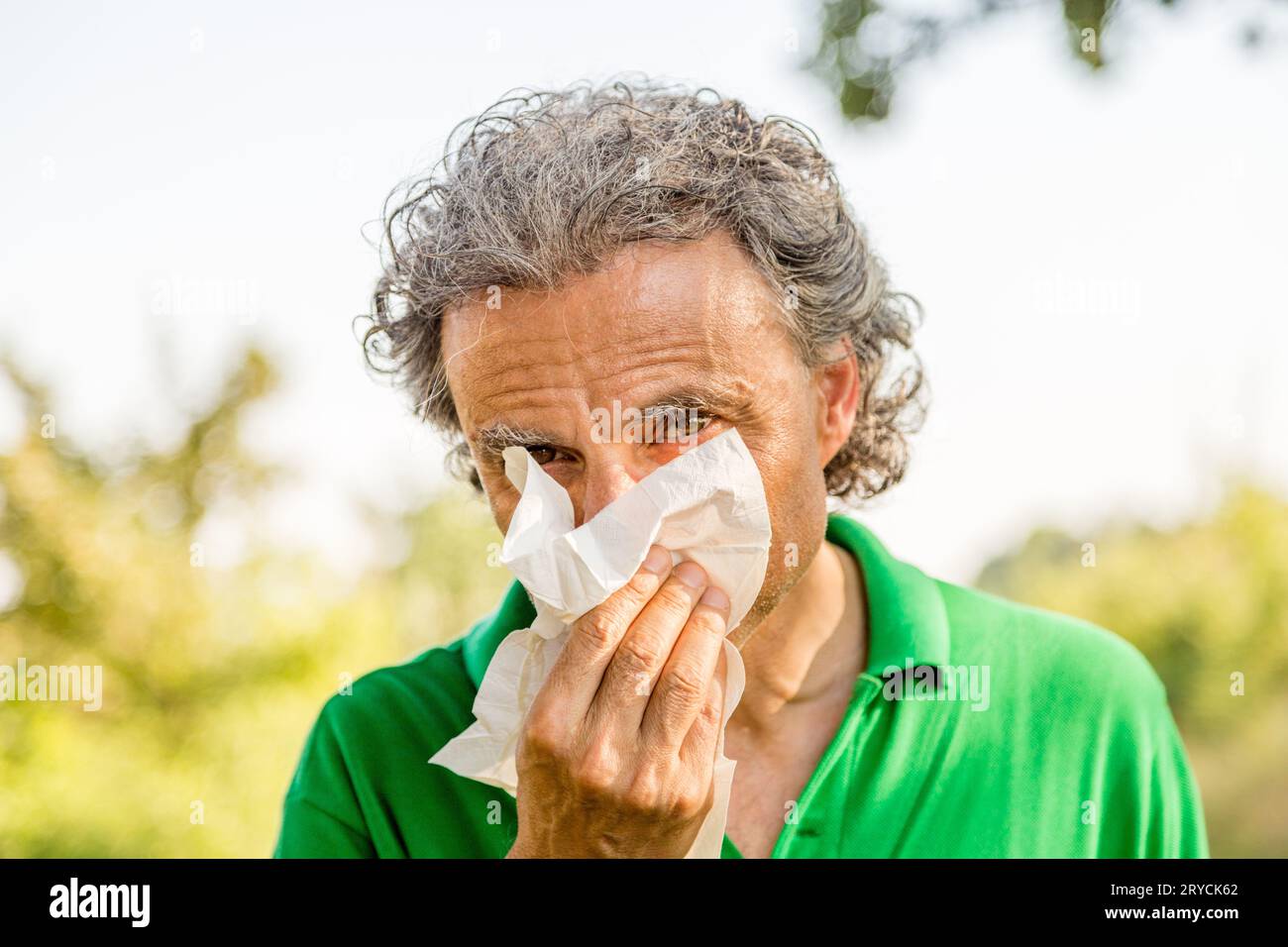 L'uomo soffia il naso Foto Stock