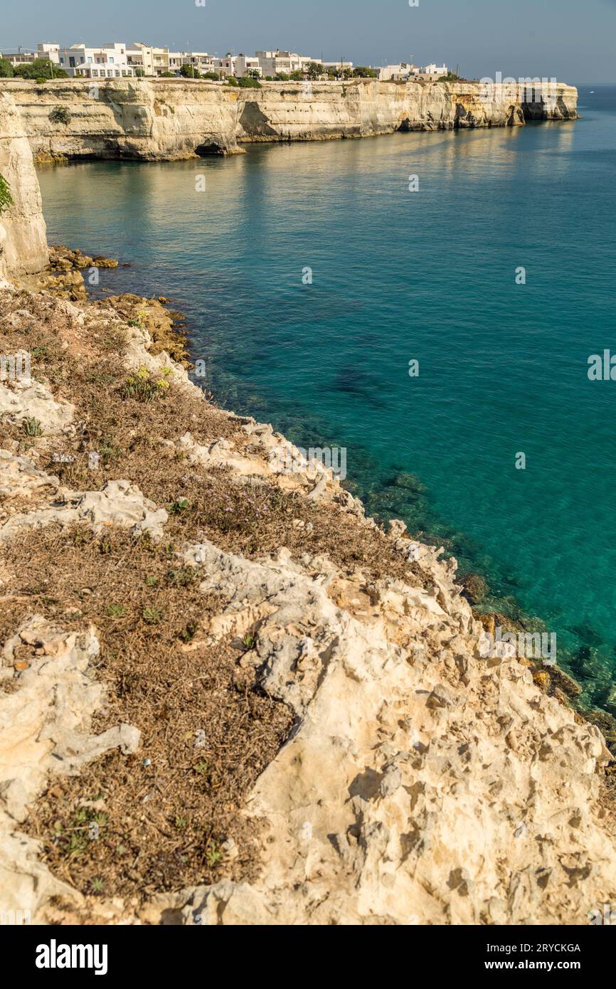 Baia rocciosa sulla costa pugliese Foto Stock