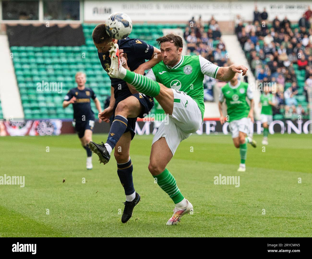 Edimburgo, Regno Unito. 30 settembre 2023. Scottish Premiership - Hibernian FC V Dundee FC 30/09/2023 quasi un male per il difensore Dundee, Cammy Kerr, come centrocampista di Hibs, Lewis Stevenson, elimina il pericolo mentre l'Hibernian affronta Dundee nella Scottish Premiership a Easter Road Stadium, Edimburgo, Regno Unito crediti: Ian Jacobs/Alamy Live News Foto Stock