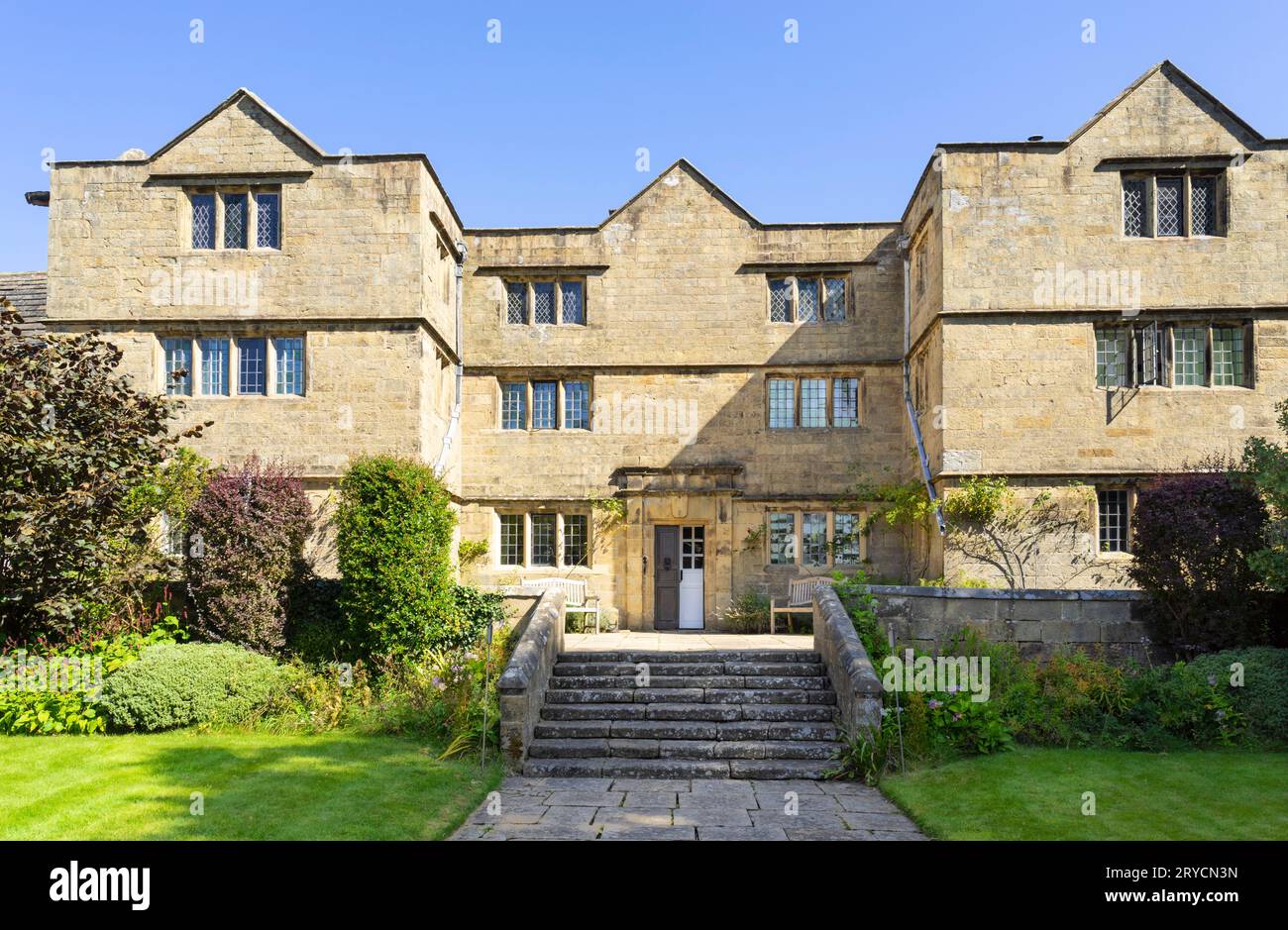 Eyam Hall nel villaggio di Eyam Eyam Derbyshire Peak District National Park Inghilterra GB UK Europa Foto Stock