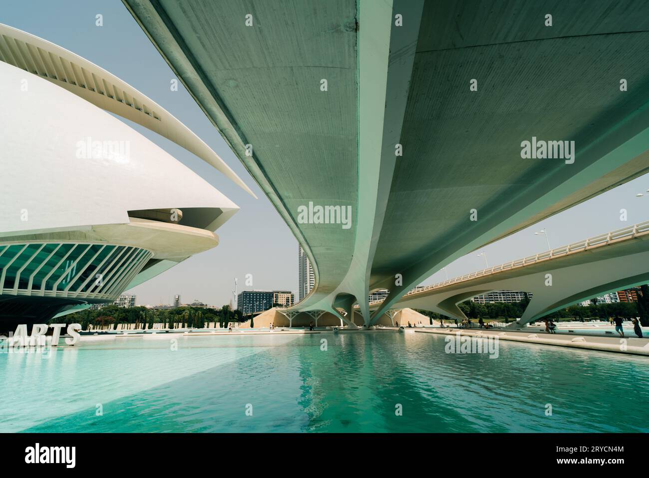 Ponte presso la città delle Arti e delle Scienze a Valencia, Spagna - maggio 2023. Foto di alta qualità Foto Stock