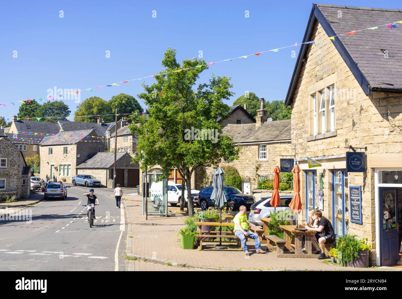 Eyam Village Derbyshire The Village Green Cafe in the Square nel centro del villaggio Eyam Derbyshire Peak District National Park Inghilterra GB UK Europa Foto Stock