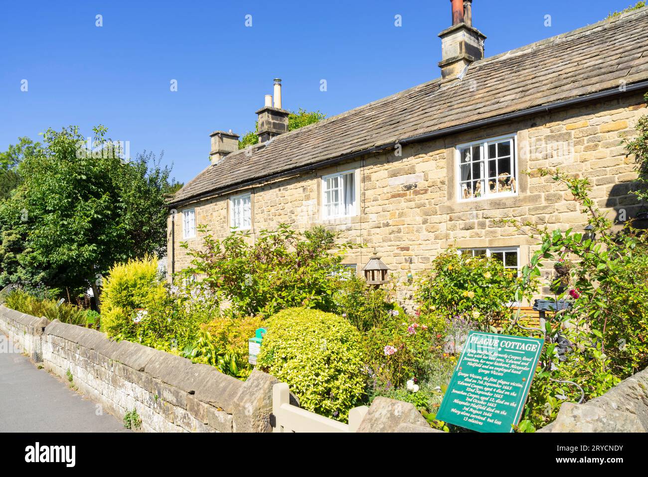 Villaggio di Eyam Eyam Derbyshire i cottage della peste Eyam Derbyshire Peak District National Park Inghilterra GB Regno Unito Europa Foto Stock