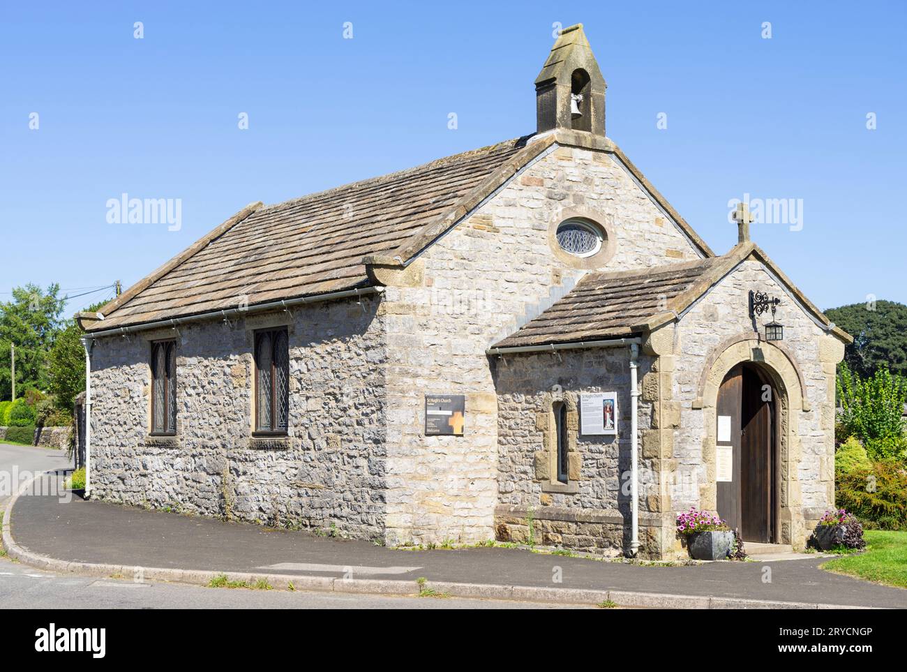 Chiesa di Foolow St Hughs Foolow Derbyshire Peak District Derbyshire Inghilterra Regno Unito GB Europa Foto Stock