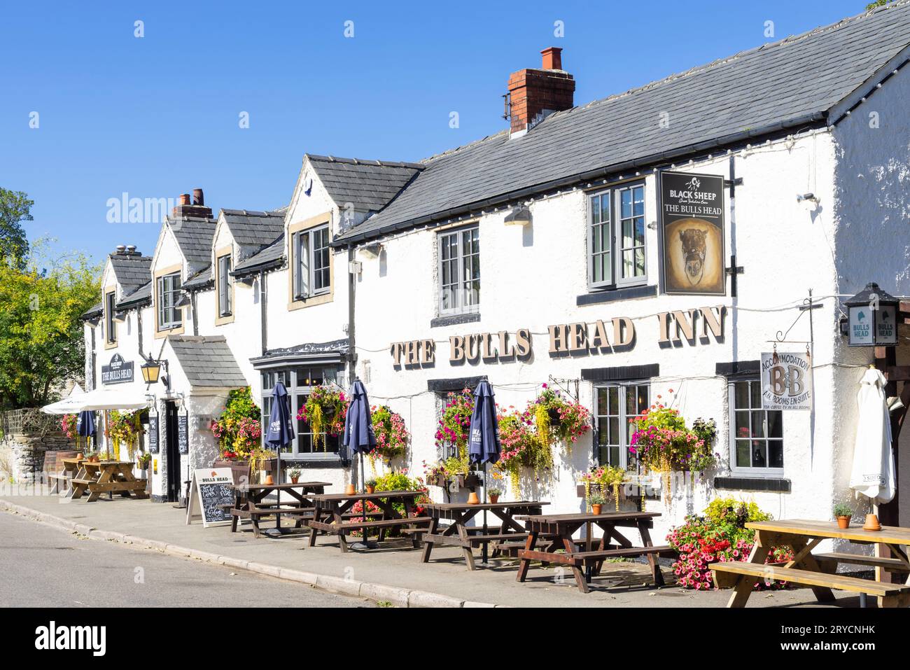 Foolow The Bulls Head Inn o The Bull at Foolow, un pub e un hotel nel villaggio di Foolow Derbyshire Peak District Derbyshire England UK GB Europe Foto Stock