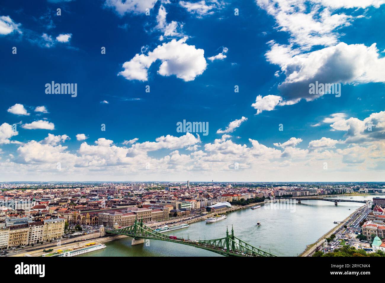 Il Danubio attraversa Budapest Foto Stock