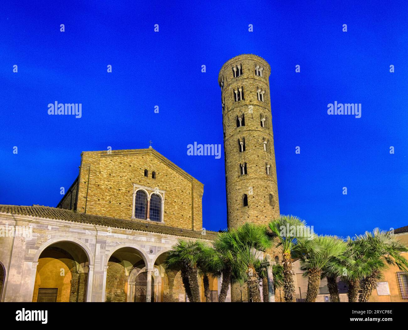 Vista notturna della chiesa di Sant'Apollinare Foto Stock