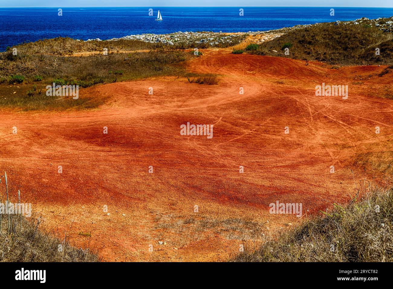 Sentiero rosso sulla spiaggia rocciosa Foto Stock