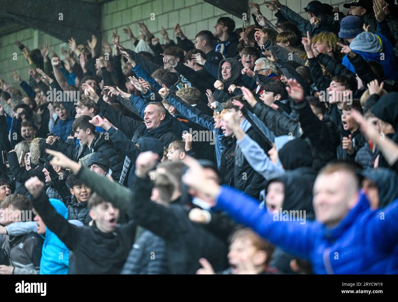 Chester, Cheshire, Inghilterra, 30 settembre 2023. I tifosi di Chester celebrano il defunto vincitore di Charlie Caton, durante il Chester Football Club V Nantwich Town Football Club nel terzo turno di qualificazione della Emirates fa Cup al Deva Stadium. (Immagine di credito: ©Cody Froggatt/Alamy Live News) Foto Stock