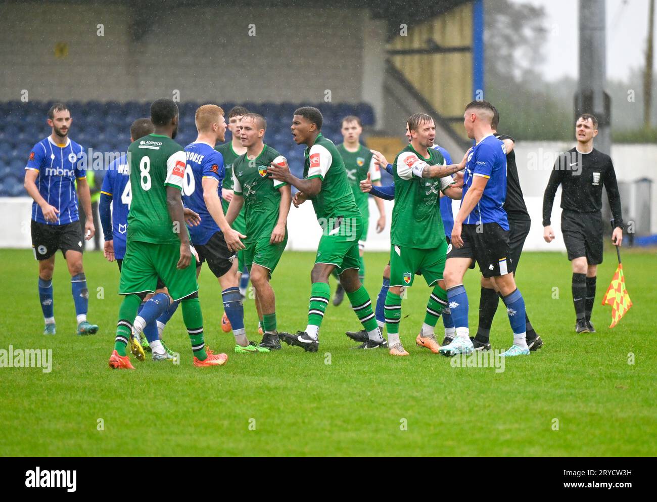 Chester, Cheshire, Inghilterra, 30 settembre 2023. Dramma a tempo pieno mentre le due squadre si scambiano parole durante il Chester Football Club V Nantwich Town Football Club nel terzo turno di qualificazione della Emirates fa Cup al Deva Stadium. (Immagine di credito: ©Cody Froggatt/Alamy Live News) Foto Stock