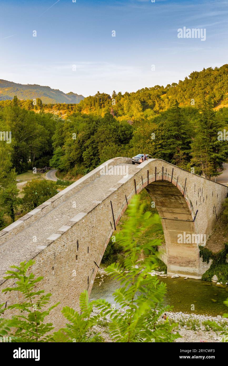 Auto che attraversa il ponte del gobbo Foto Stock