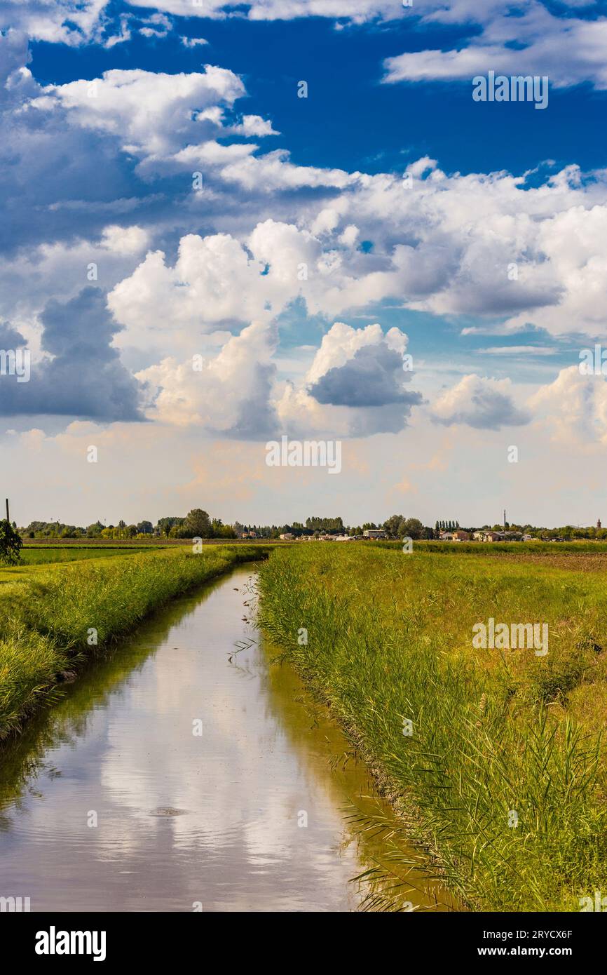Canale di irrigazione in campagna Foto Stock