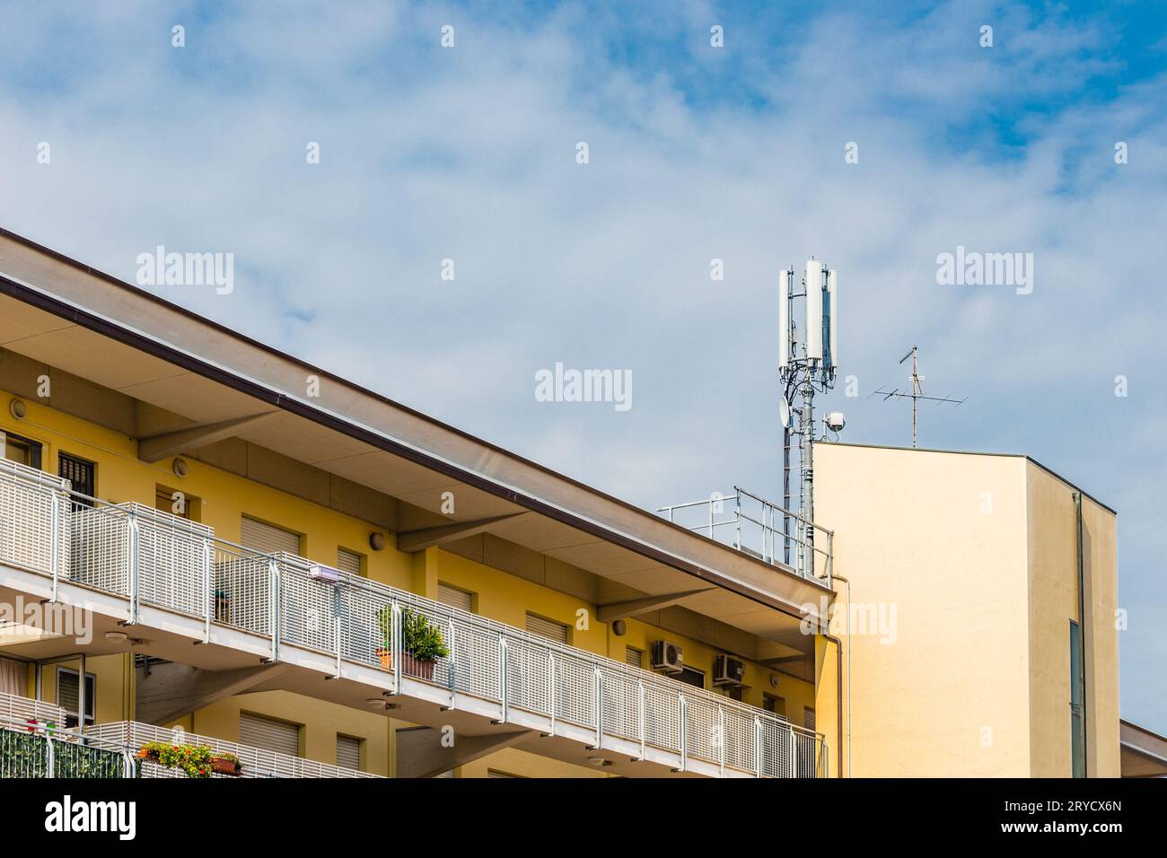 Antenna Della TV Sul Tetto Della Casa Immagine Stock - Immagine di