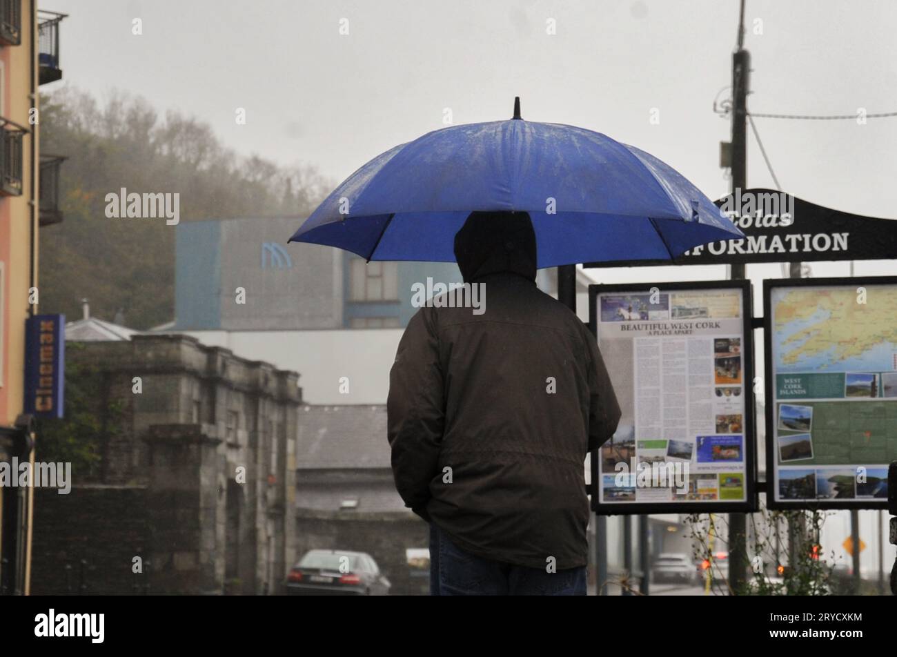 Bantry, Co Cork, Irlanda. 30 settembre 2023. Uomo che cammina con l'ombrello mentre piove. Crediti: Karlis Dzjamko/Alamy Live News Foto Stock