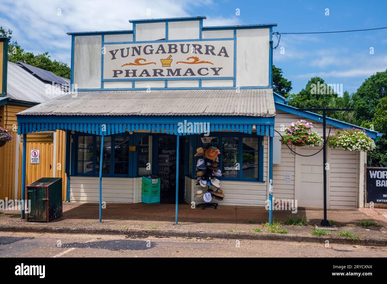 La farmacia Yungaburra - uno dei vecchi edifici storici di Yungaburra, Atherton Tablelands, Queensland, Australia Foto Stock