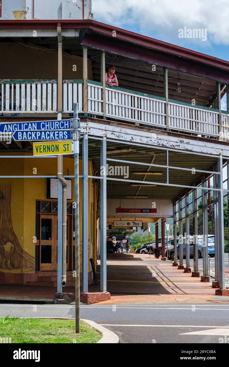 Un uomo che guarda dal balcone del Grand Hotel, Atherton, Queensland, Australia Foto Stock
