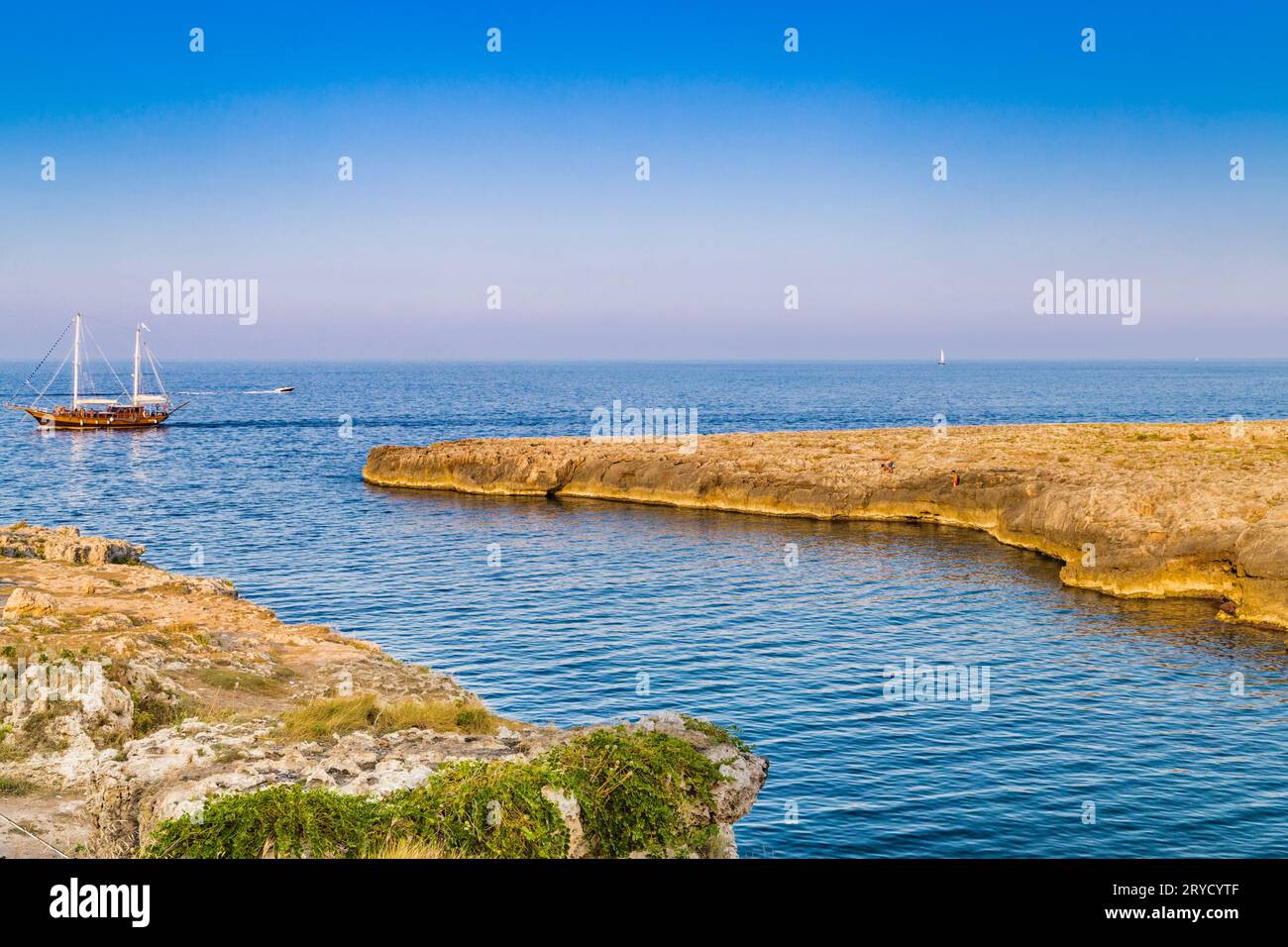 Barca a vela nella costa di polignano in Puglia Foto Stock