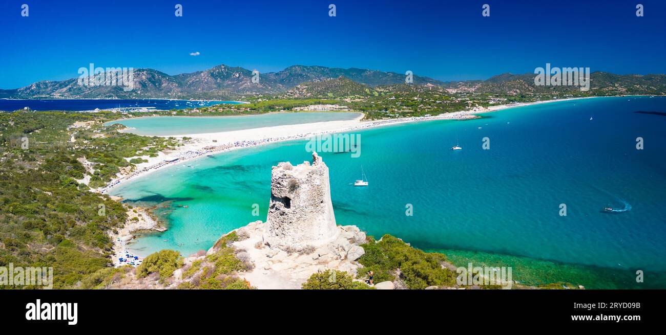 Vista aerea panoramica della spiaggia e della torre di Porto Giunco a Villasimius, Sardegna, Italia Foto Stock