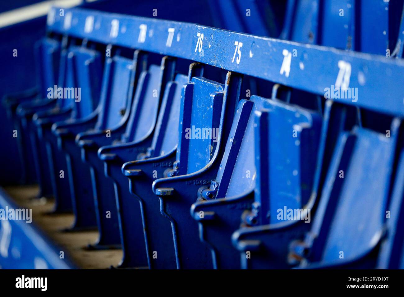 Liverpool, Regno Unito. 30 settembre 2023. Posti a sedere in legno all'interno dello stadio Goodison Park. Partita di Premier League, Everton contro Luton Town al Goodison Park di Liverpool sabato 30 settembre 2023. Questa immagine può essere utilizzata solo per scopi editoriali. Solo per uso editoriale, licenza necessaria per uso commerciale. Nessun utilizzo in scommesse, giochi o pubblicazioni di un singolo club/campionato/giocatore. foto di Chris Stading/Andrew Orchard fotografia sportiva/Alamy Live news Credit: Andrew Orchard Sports Photography/Alamy Live News Foto Stock