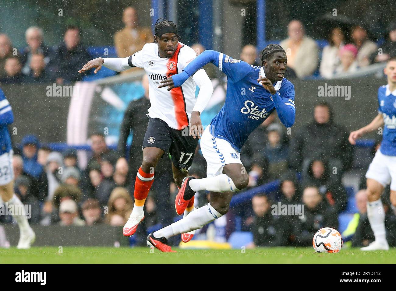 Liverpool, Regno Unito. 30 settembre 2023. Amadou Onana di Everton fa una pausa. Partita di Premier League, Everton contro Luton Town al Goodison Park di Liverpool sabato 30 settembre 2023. Questa immagine può essere utilizzata solo per scopi editoriali. Solo per uso editoriale, licenza necessaria per uso commerciale. Nessun utilizzo in scommesse, giochi o pubblicazioni di un singolo club/campionato/giocatore. foto di Chris Stading/Andrew Orchard fotografia sportiva/Alamy Live news Credit: Andrew Orchard Sports Photography/Alamy Live News Foto Stock