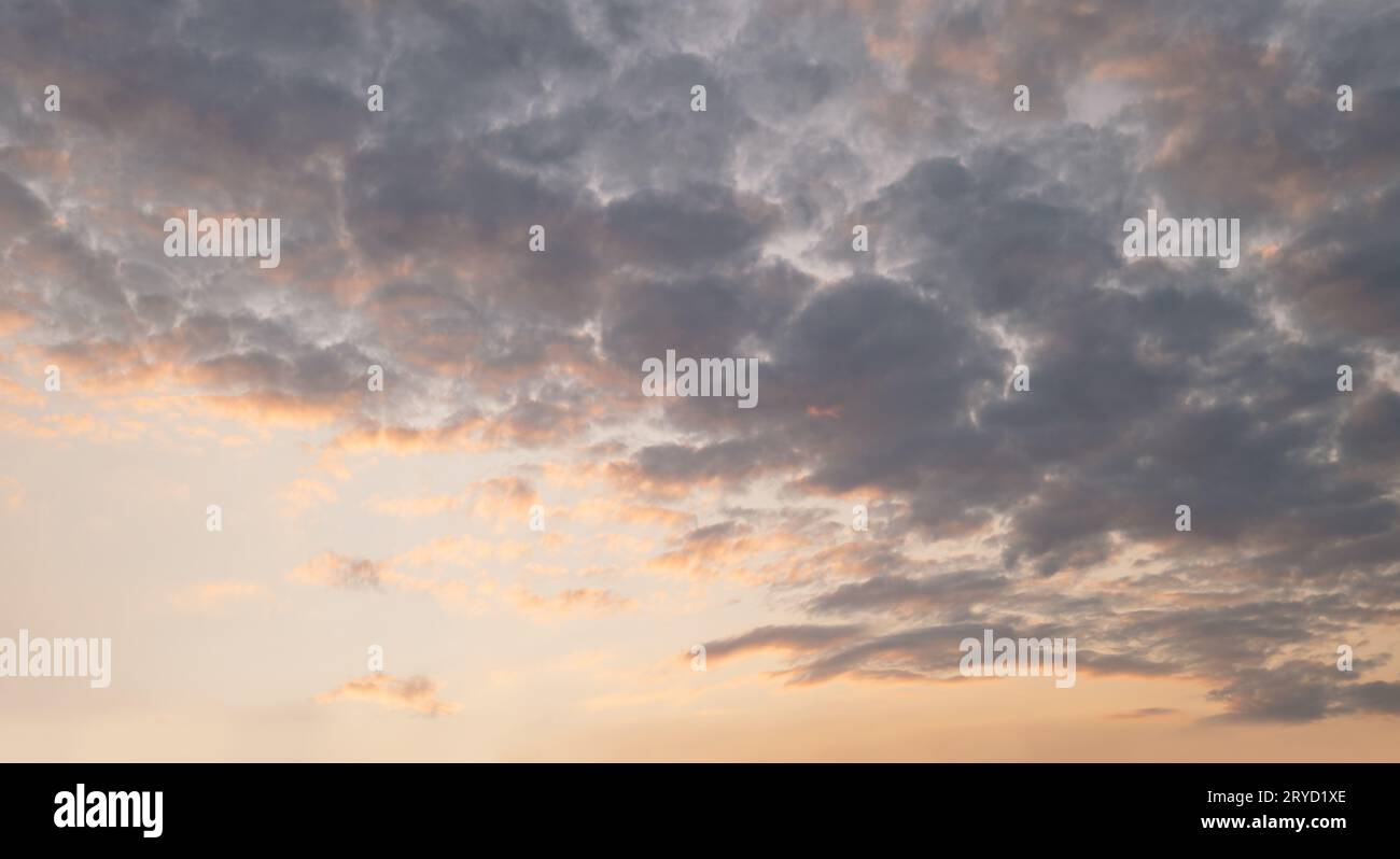 Elaborazione più delicata e precisa del mio vecchio cielo popolare con sfondo nuvole. Questa variante è più comoda per sostituire il cielo nel tuo pho Foto Stock