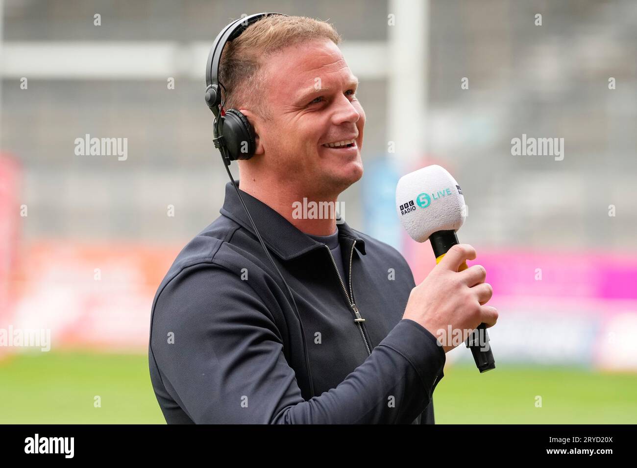 St Helens, Regno Unito. 30 settembre 2023. Kevin Brown parla come pundit per BBC radio 5 Live prima del Betfred Super League Eliminator Match St Helens vs Warrington Wolves al Totally Wicked Stadium, St Helens, Regno Unito, 30 settembre 2023 (foto di Steve Flynn/News Images) a St Helens, Regno Unito il 30 settembre 2023. (Foto di Steve Flynn/News Images/Sipa USA) credito: SIPA USA/Alamy Live News Foto Stock
