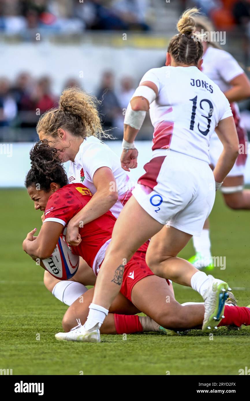 Fancy Bermudez della Canada Women viene finalmente affrontata da Abby Dow della England Women durante il secondo tempo di Thee Womens International match tra England Red Roses e Canada Women allo Stonex Stadium di Londra, in Inghilterra, il 30 settembre 2023. Foto di Phil Hutchinson. Solo per uso editoriale, licenza necessaria per uso commerciale. Nessun utilizzo in scommesse, giochi o pubblicazioni di un singolo club/campionato/giocatore. Credito: UK Sports Pics Ltd/Alamy Live News Foto Stock