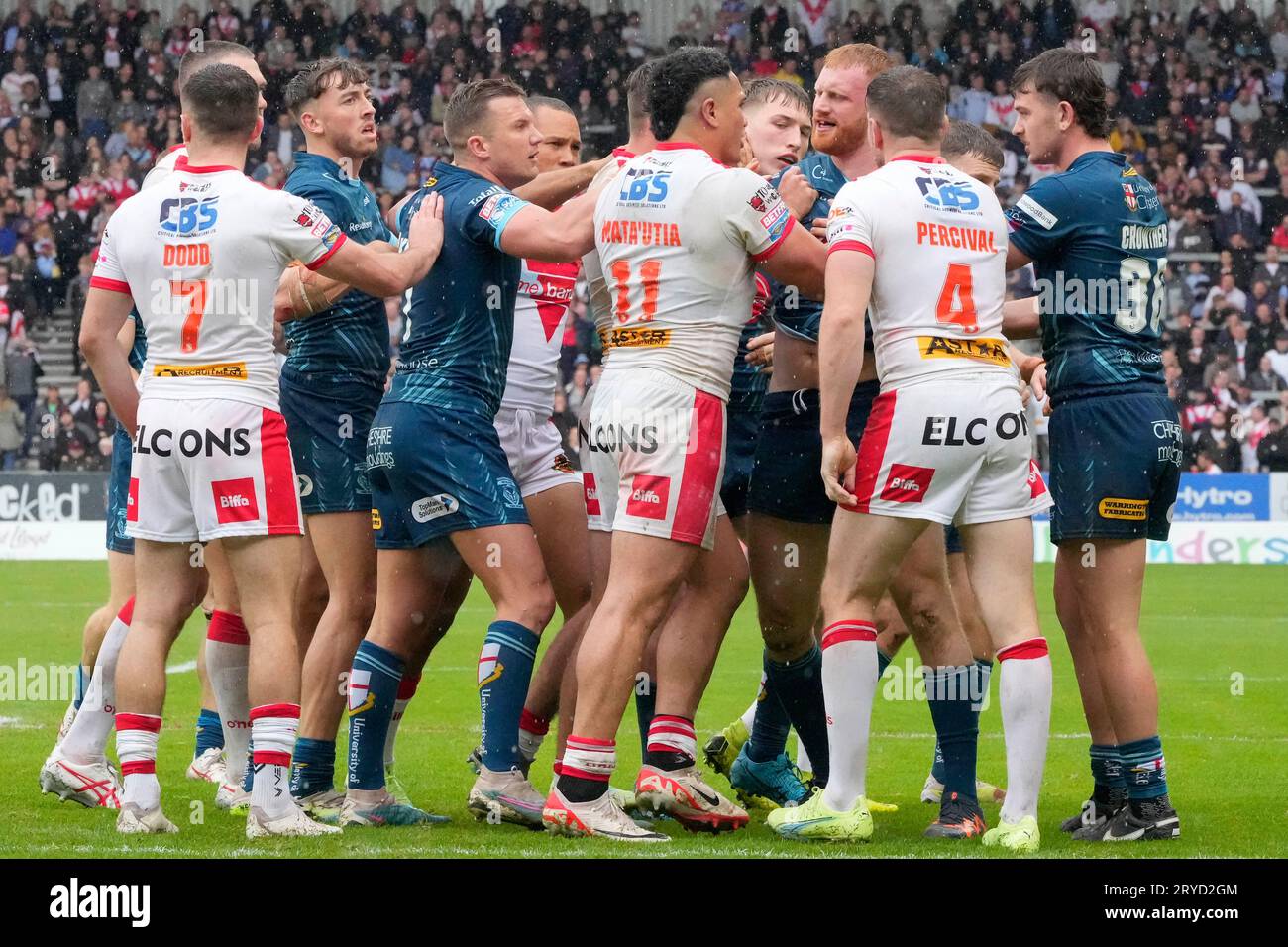 Le cose si scaldano dopo un high tackle di Joe Bullock n. 19 dei Warrington Wolves durante il Betfred Super League Eliminator Match St Helens vs Warrington Wolves al Totally Wicked Stadium, St Helens, Regno Unito, 30 settembre 2023 (foto di Steve Flynn/News Images) Foto Stock