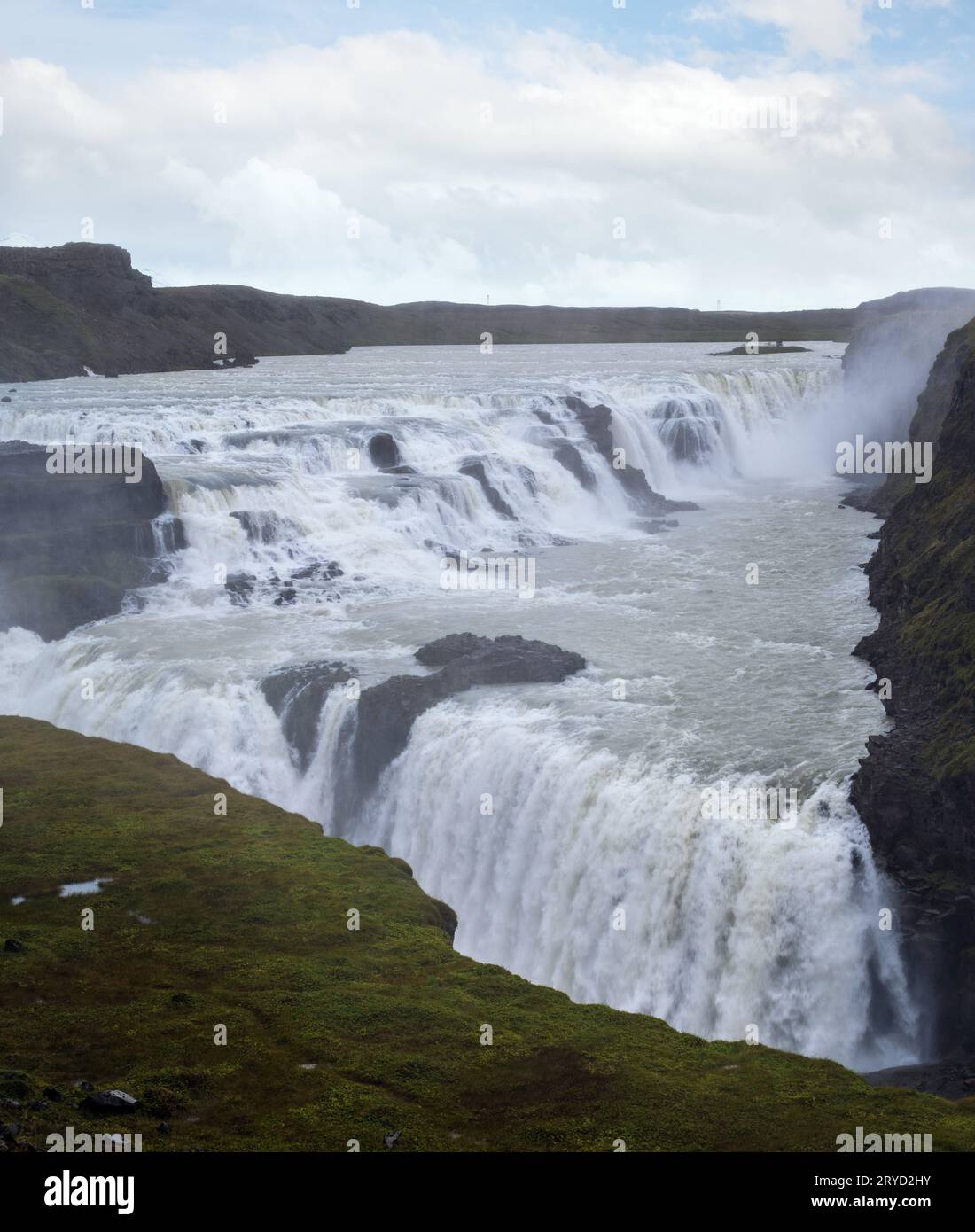Pittoresco pieno di acqua grande cascata Gullfoss vista autunno, sud-ovest Islanda. Foto Stock