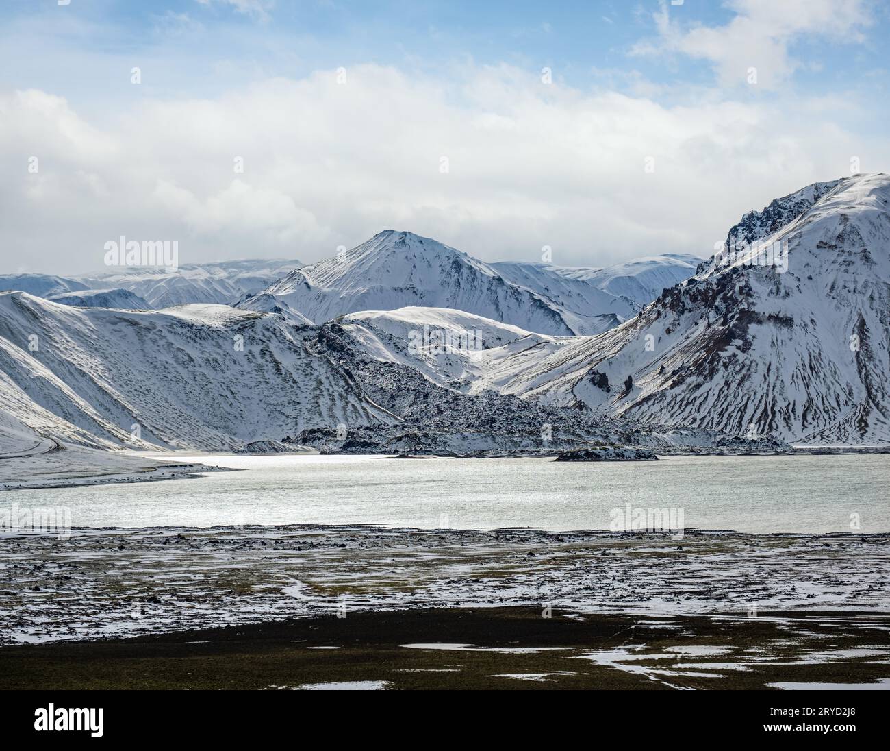 Cambiamento di stagione nelle Highlands meridionali dell'Islanda. Montagne Landmannalaugar colorate sotto la copertura di neve in autunno. Lago di Frostastadavatn ai piedi di t Foto Stock