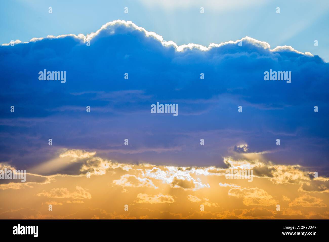 Alba nuvolosa Foto Stock