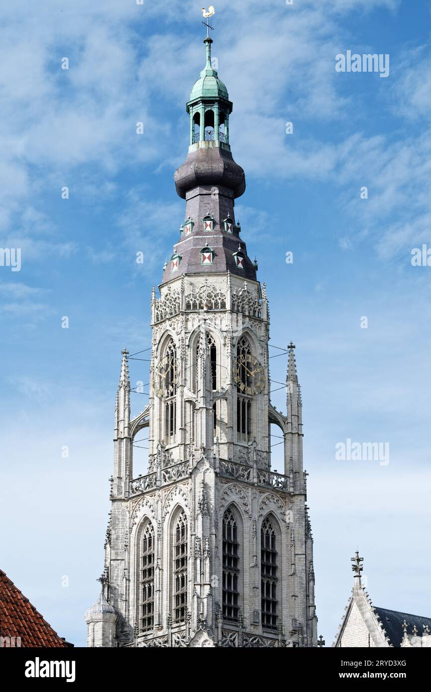 La torre gotica della chiesa protestante onze-lieve-Vrouwekerk a breda contro un cielo blu con nuvole Foto Stock