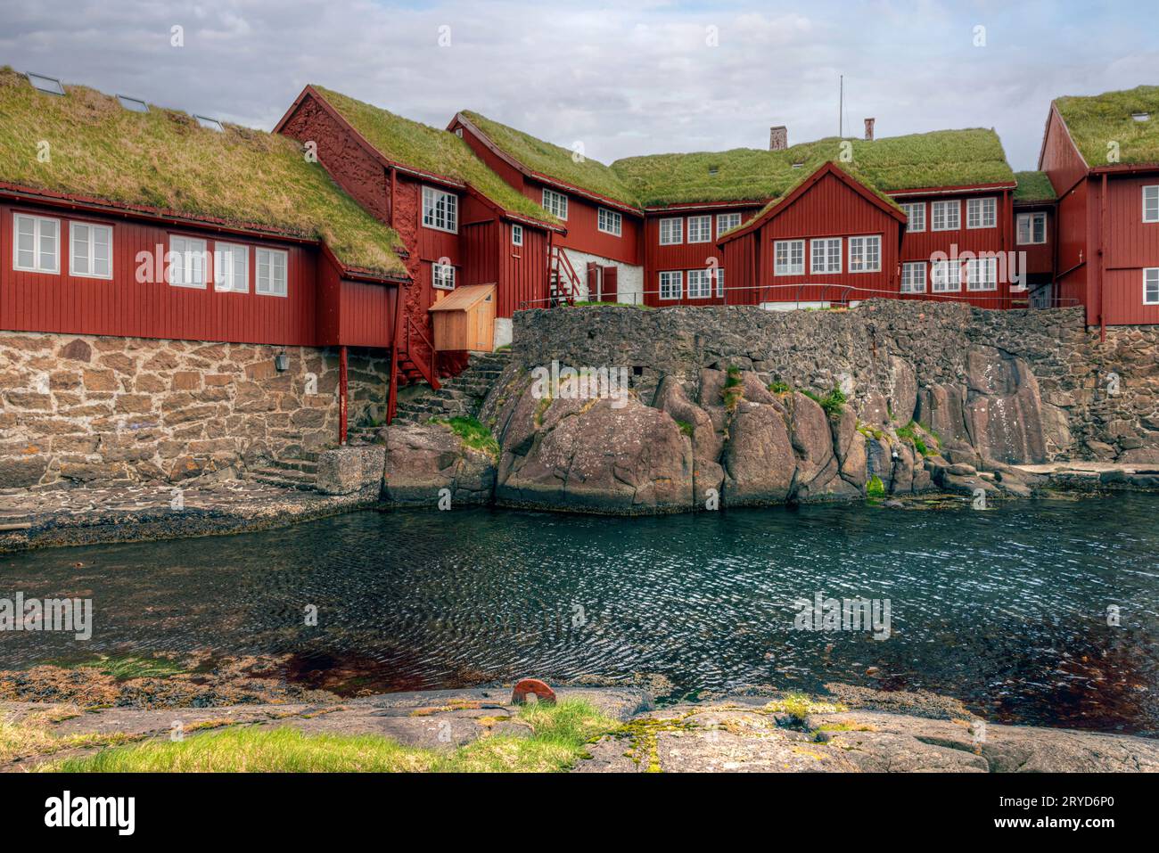 Torshavn e gli edifici del parlamento a Tinganes nelle Isole Faroe Foto Stock