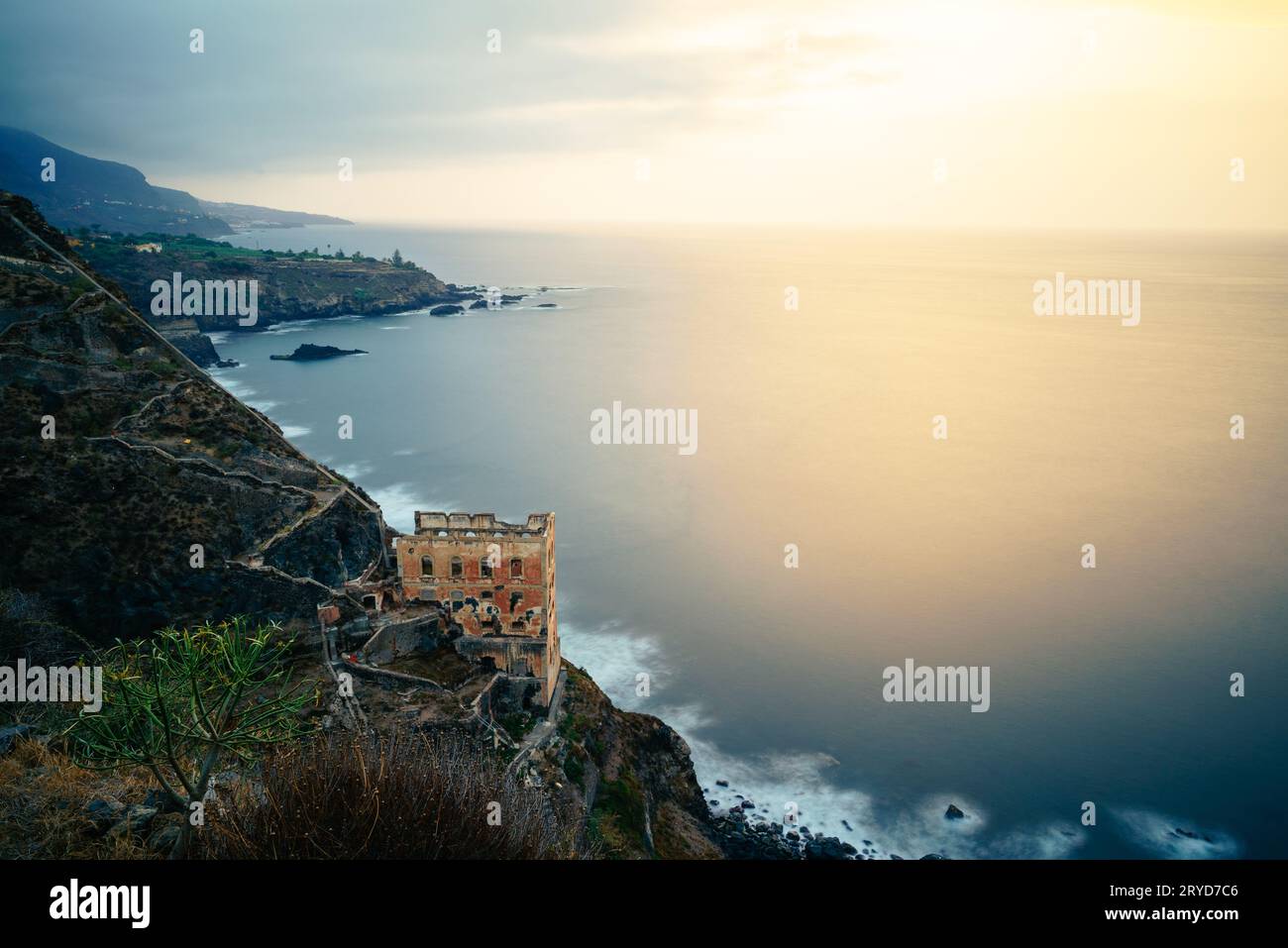 La Galeria la Fajana sull'isola di Tenerife al tramonto Foto Stock