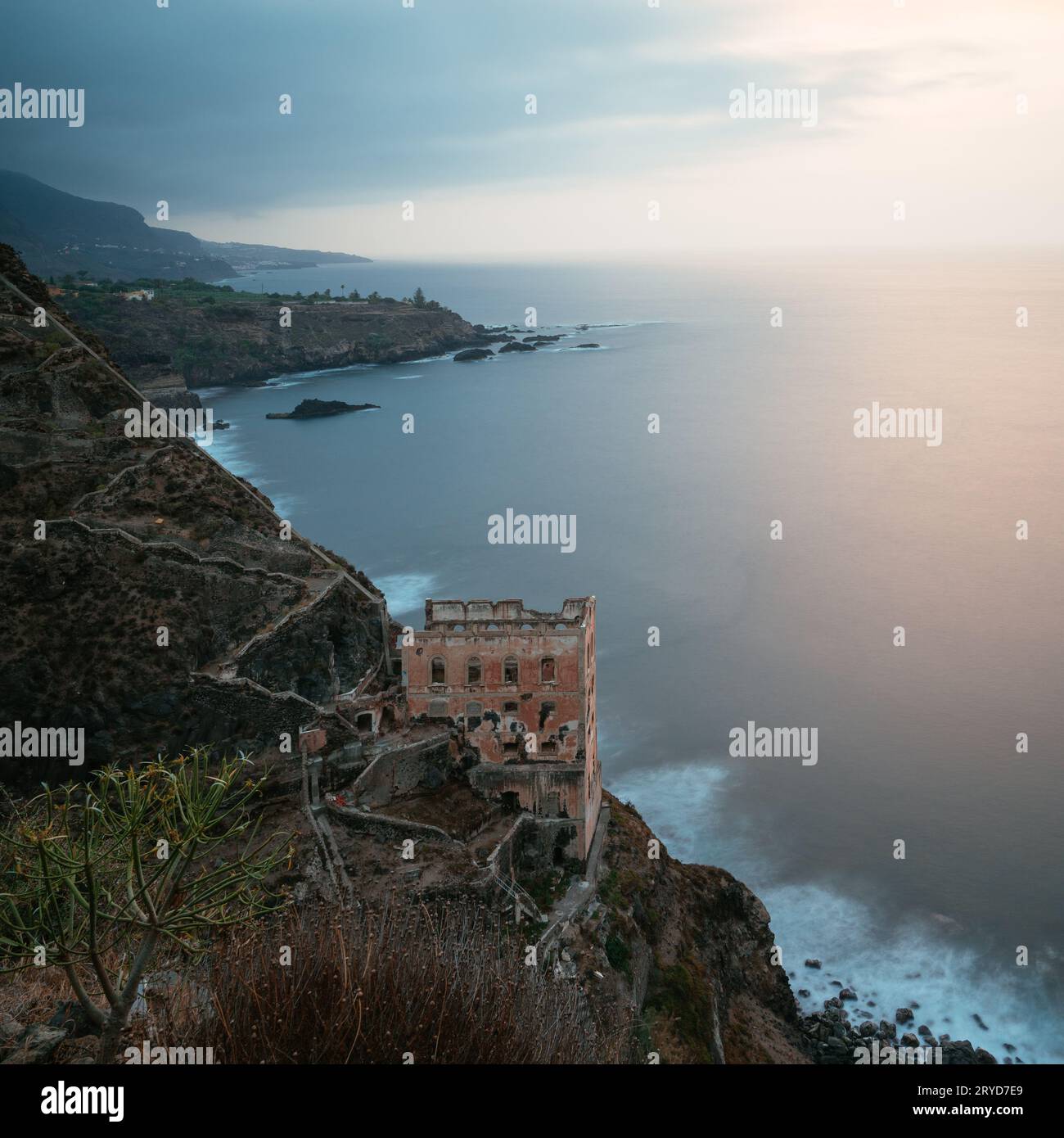 La Galeria la Fajana sull'isola di Tenerife al tramonto Foto Stock