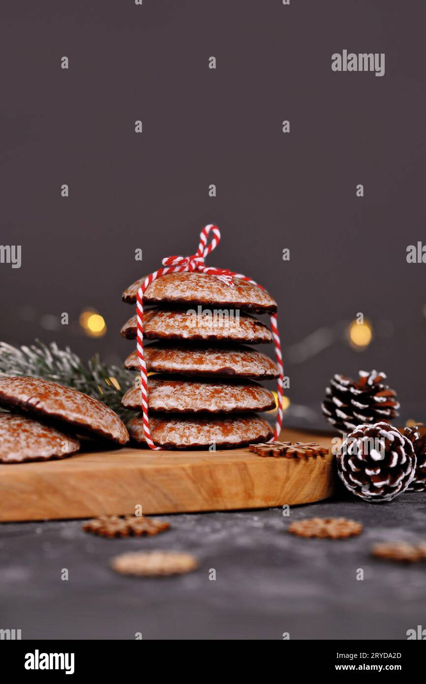 Pile di tradizionale biscotto di Natale a pasta di zenzero con smalto rotondo tedesco chiamato "Lebkuchen" con spazio per le copie Foto Stock